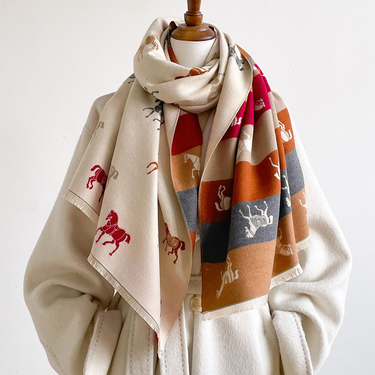 Woven Scarf Blanket - 秋・冬用スカーフ、女性用パシュミナショール、高級感のある馬柄プリント、暖かく厚手のブランケット、屋外用の厚手ストール、女性用ブファンダ。