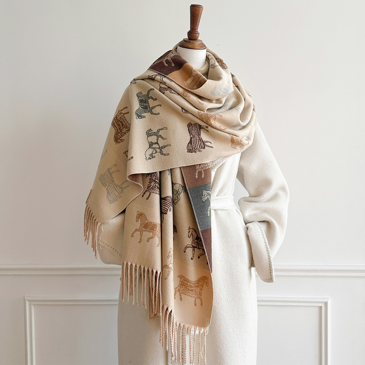 Woven Scarf Blanket - 冬用スカーフ、女性用、高級感のある馬柄、エレガントなショール、ポンチョ、厚手で暖かいブランケット、ギフトに最適、パシュミナ、2026年モデル。