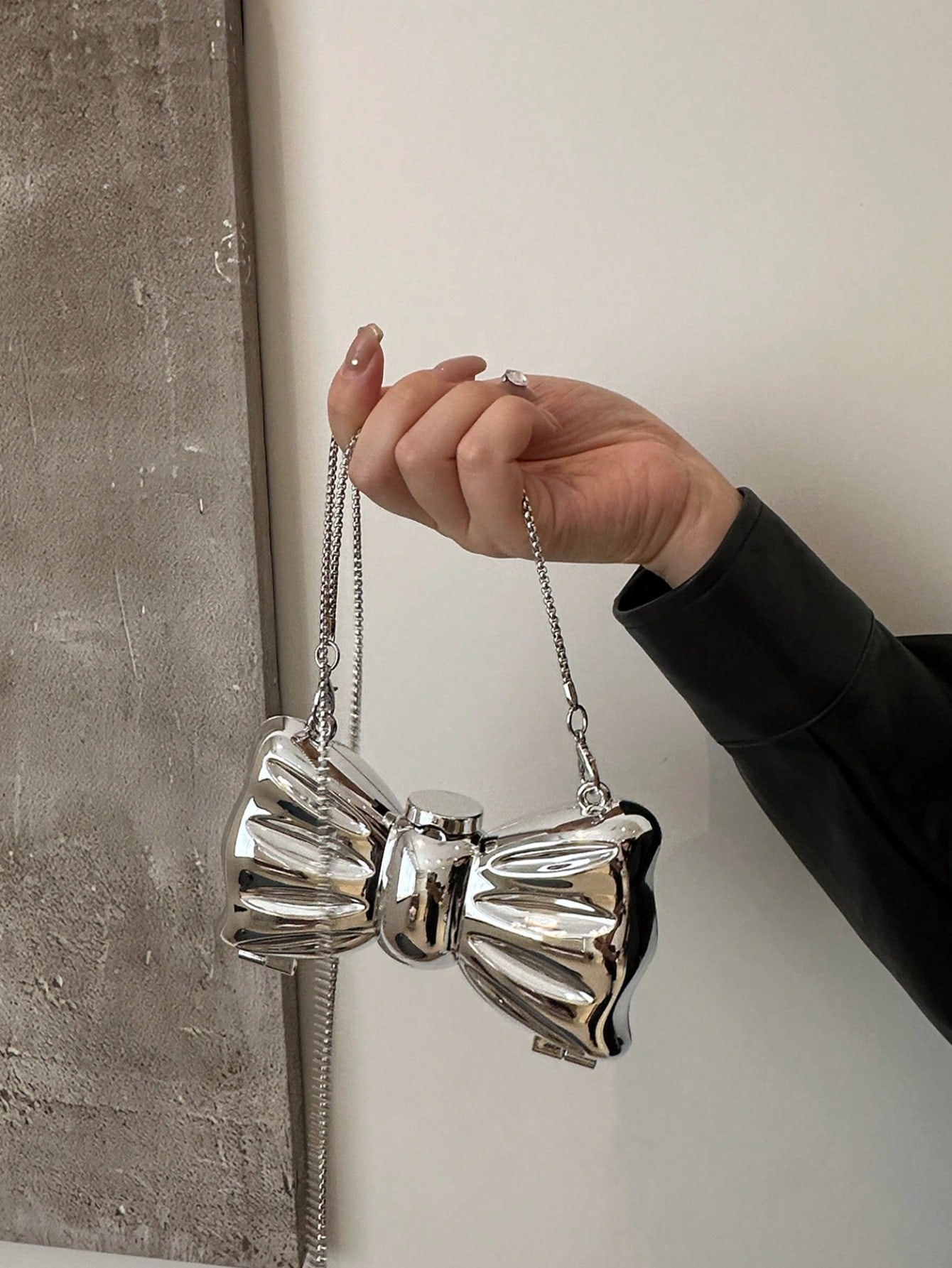 Tie Clip Silver - ミニサイズのアクリル製、電気メッキ加工を施したメタリックシルバーの輝きを放つリボン装飾クラッチバッグ。多用途に使える、女性向けのパーソナライズされたファッションチェーン付きリップポーチ。ジュエリー、イヤホン、化粧品などを収納できるボックスとしても使用可能。女性へのギフトに最適。バレンタインデーやパーティーにも。SG25042792555185599