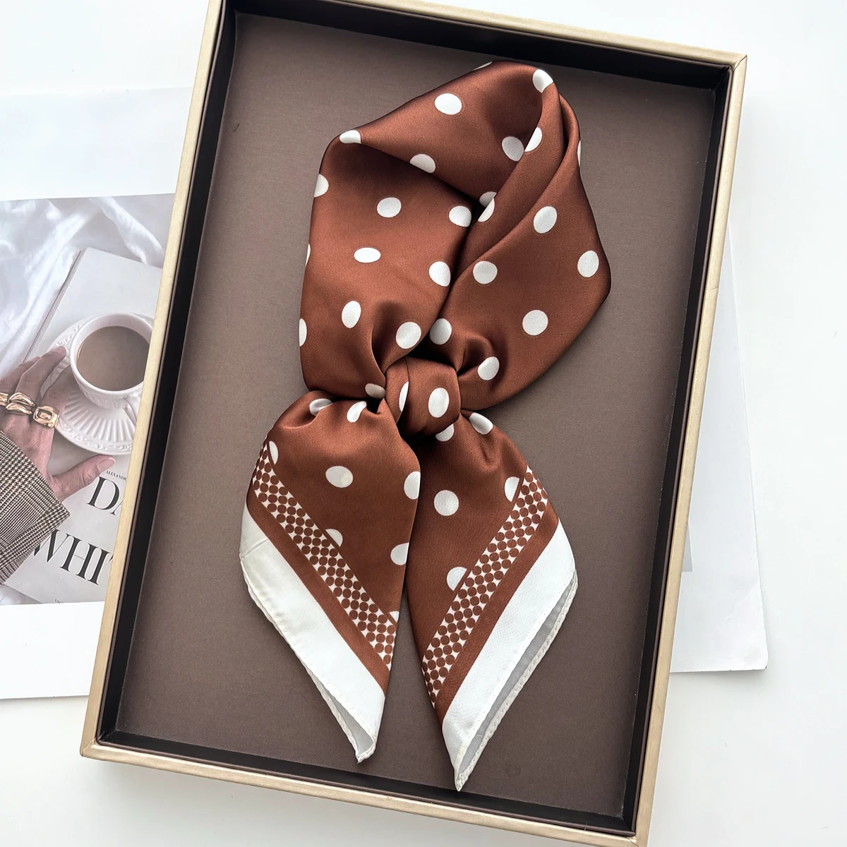 Face Scarf Mask - 女性用、上品で柔らかいサテン素材の正方形スカーフ。高級感のあるドット柄で、シルクのような肌触り。首元や髪、頭に巻いて使えるファッションバンダナ。バッグのアクセサリーとしても。