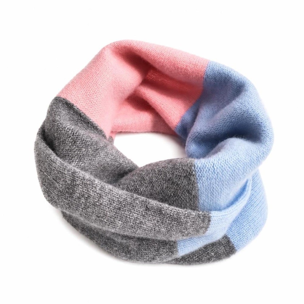 ソフトな配色が施された、無限に広がるデザインのニット製ネック - Infinity Scarf Knit のレビューと価格