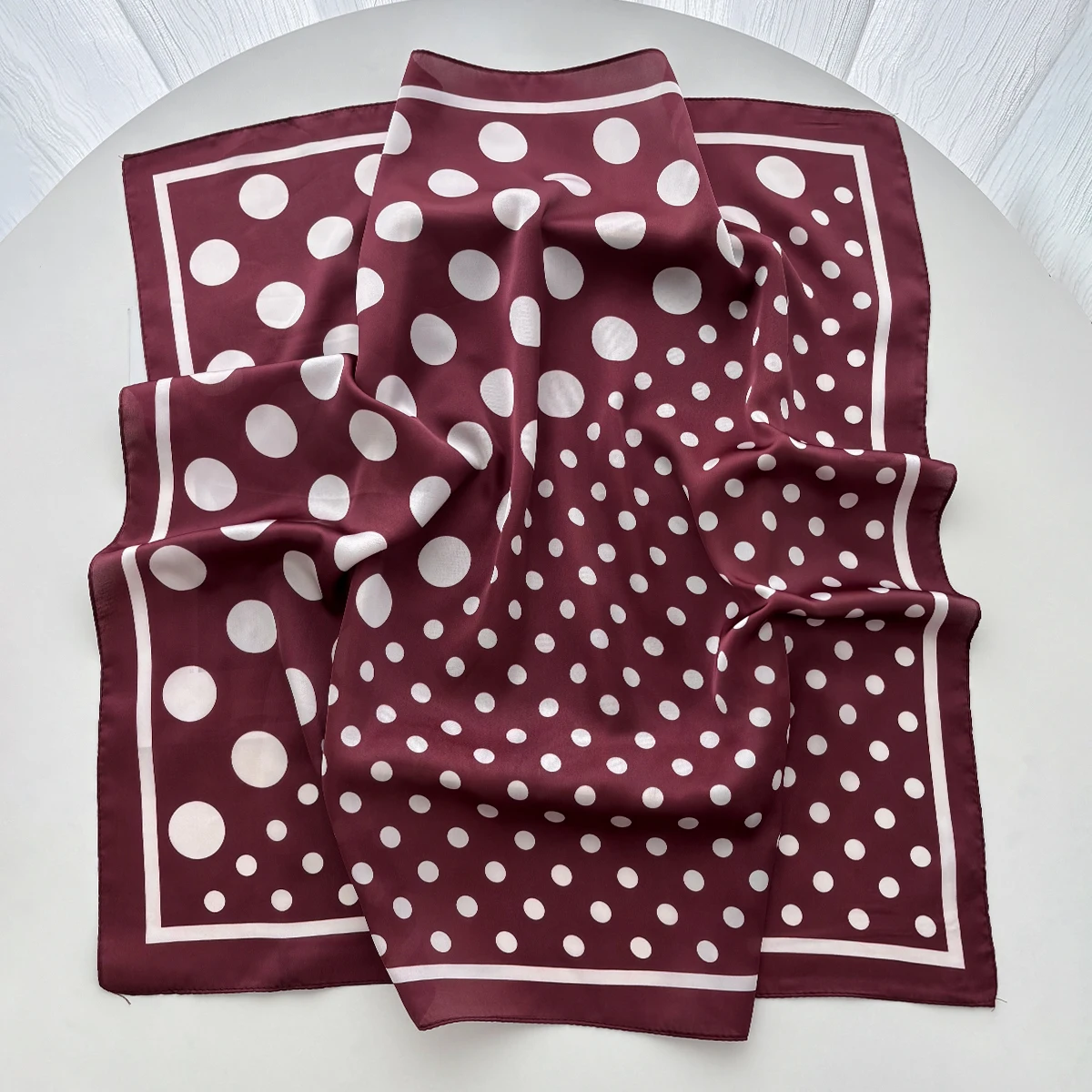 女性用、上品で柔らかいサテン素材の正方形スカーフ。高級感のあ - Face Scarf Mask のレビューと価格