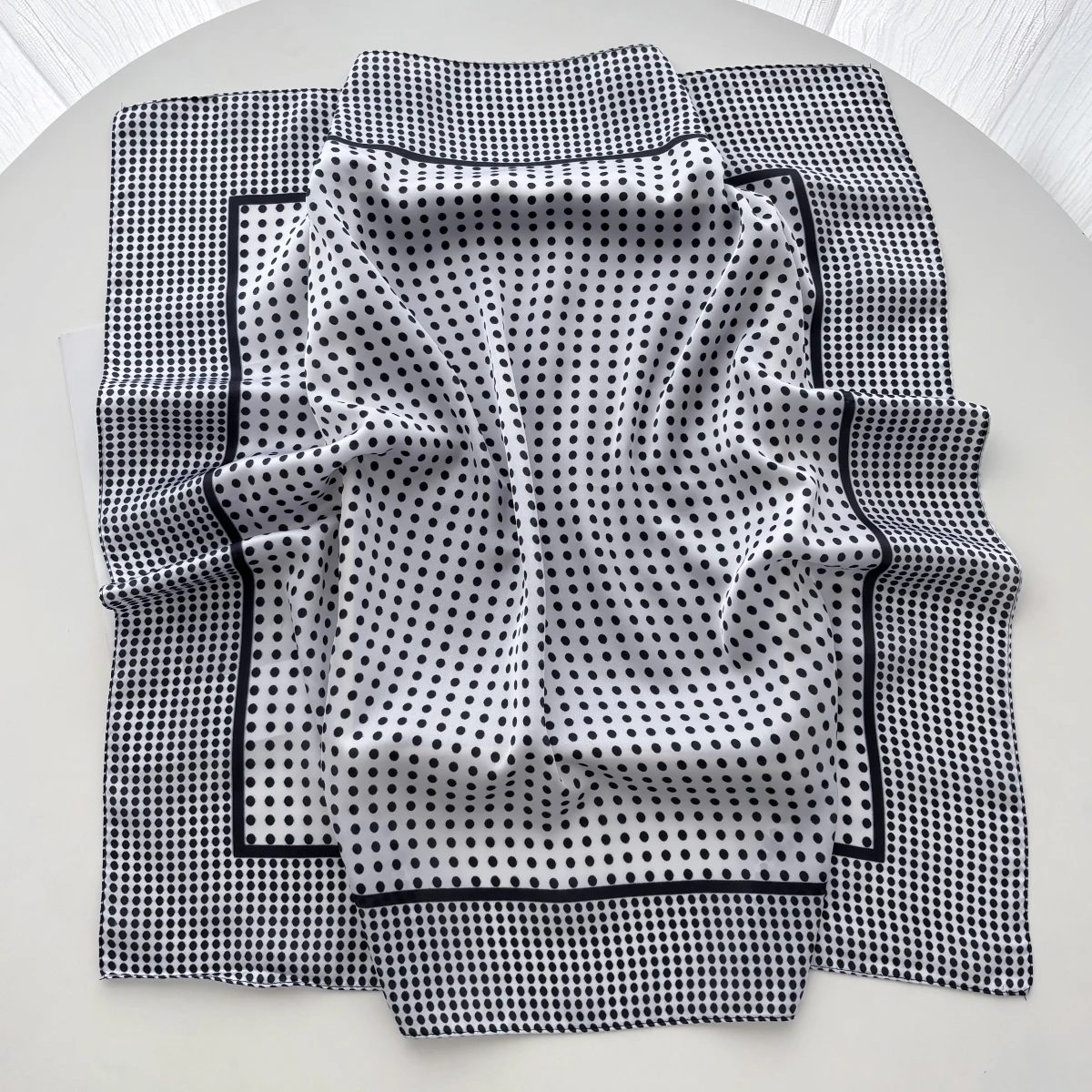 女性用、上品で柔らかいサテン素材の正方形スカーフ。高級感のあ - Face Scarf Mask のレビューと価格