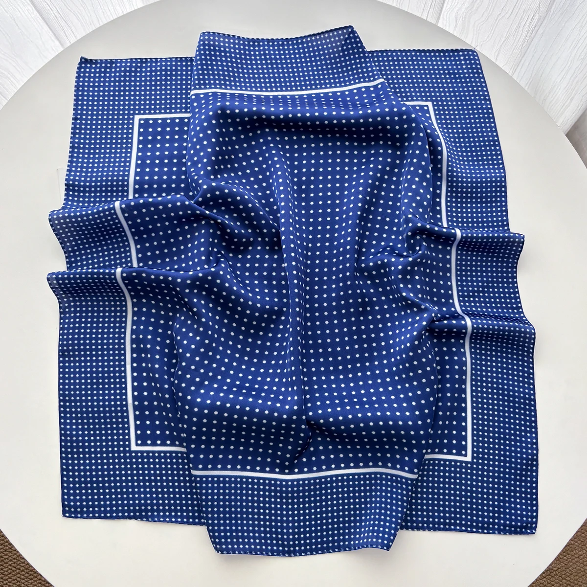 女性用、上品で柔らかいサテン素材の正方形スカーフ。高級感のあ - Face Scarf Mask のレビューと価格