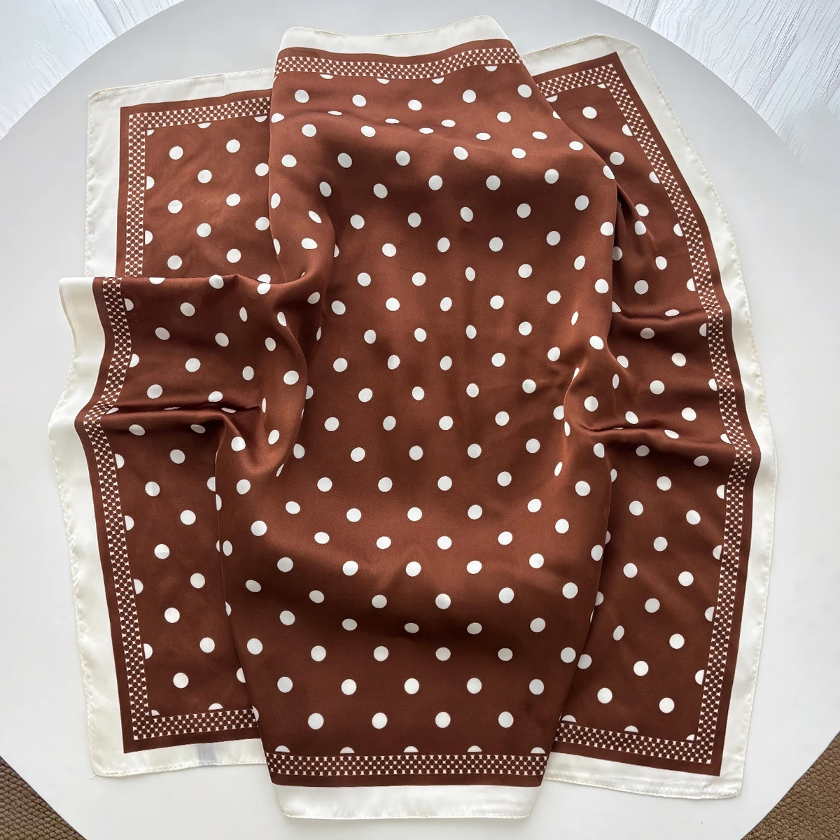女性用、上品で柔らかいサテン素材の正方形スカーフ。高級感のあ - Face Scarf Mask のレビューと価格