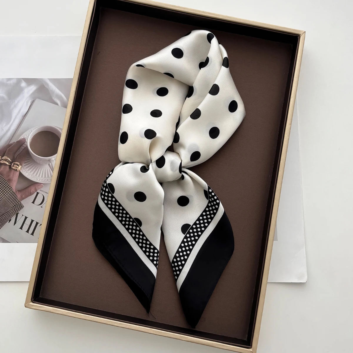 女性用、上品で柔らかいサテン素材の正方形スカーフ。高級感のあ - Face Scarf Mask のレビューと価格
